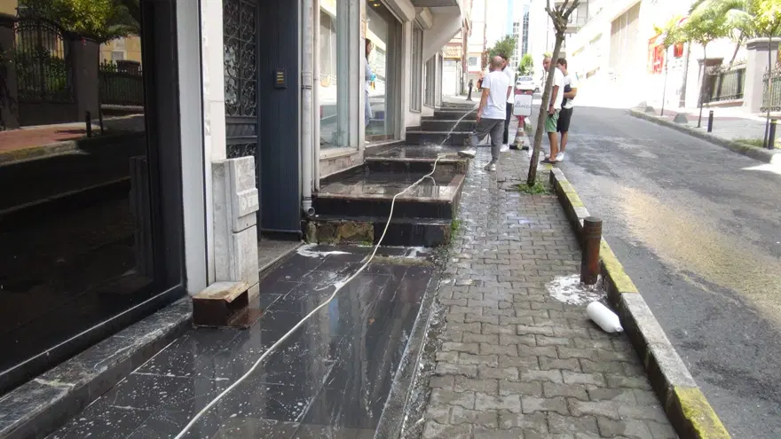 İstanbul'da yoldan geçenlerin üstüne kezzap döktü 1
