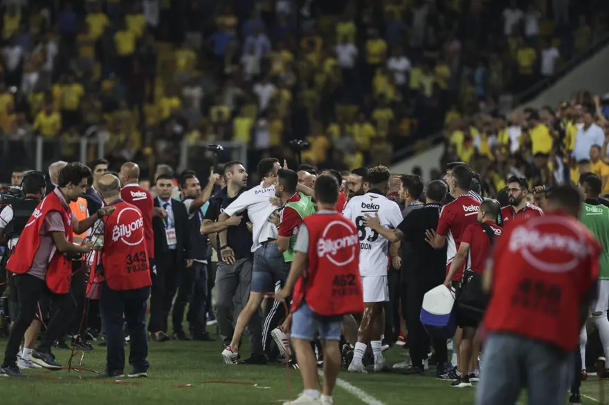 Ankaragücülü taraftar Beşiktaşlı futbolculara saldırdı: Beşiktaş yönetimi, Souza'nın kırmızı kartının iptalini istiyor 1