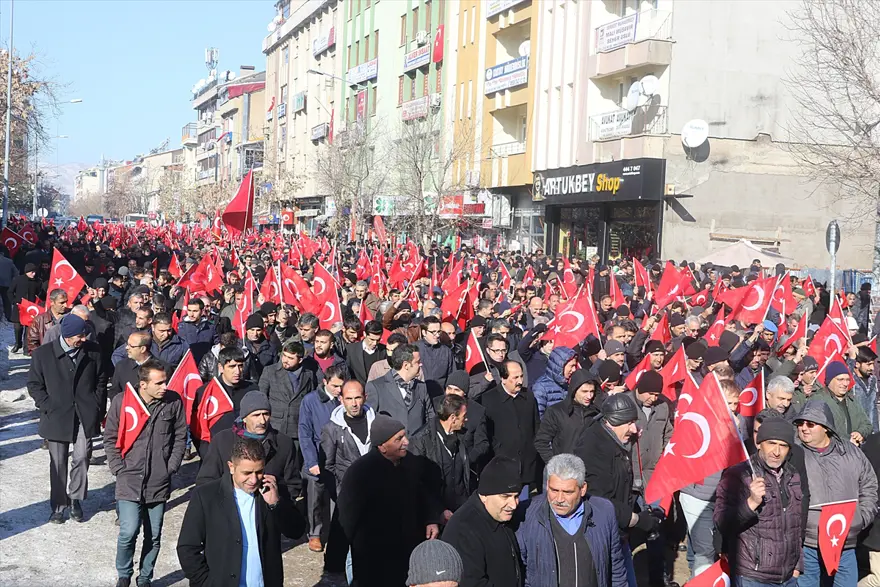 Van, Hakkari ve Bingöl'de terör saldırıları protesto edildi 15
