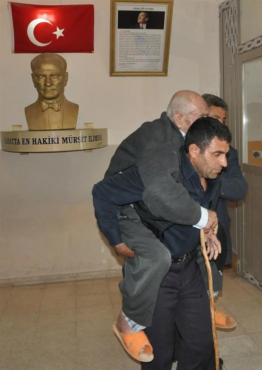 86 yaşındaki babasını sırtında taşıdı 1 86 yaşındaki babasını sırtında taşıdı 1