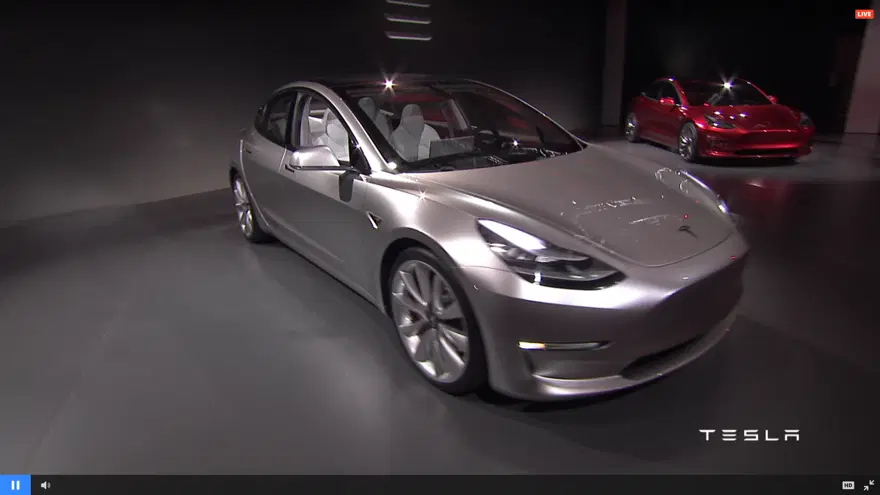 Tesla Model 3 görücüye çıktı 27
