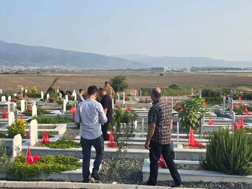 Deprem şehitliğinde buruk bayram 