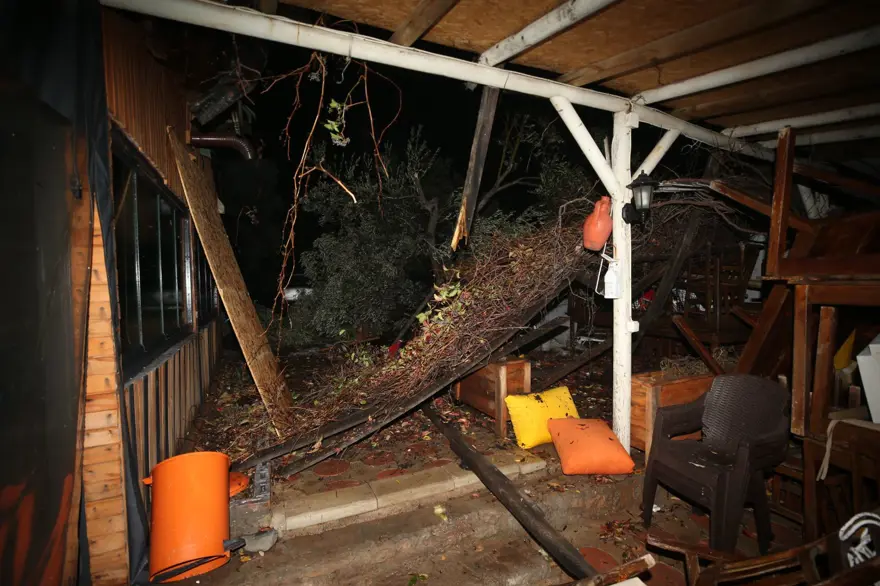 Fırtına birçok ilde etkili oldu: İstanbul'da gemi karaya oturdu 13