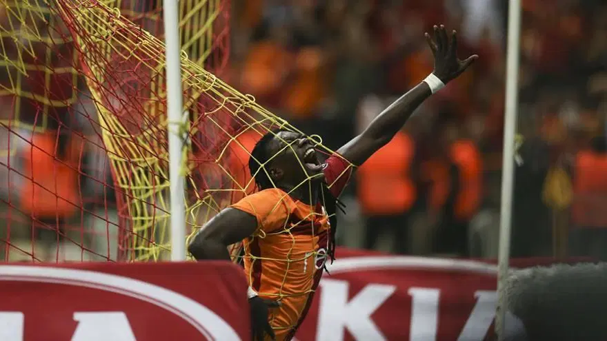 Galatasaray'da Bafetimbi Gomis 12 puan kazandırdı 45 gole ulaştı: Gheorghe Hagi'nin rekorunu kırabilecek mi? 3 Galatasaray'da Bafetimbi Gomis 12 puan kazandırdı 45 gole ulaştı: Gheorghe Hagi'nin rekorunu kırabilecek mi? 3