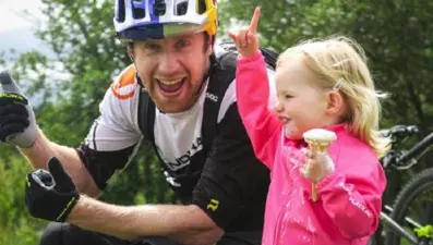 Arkadaşının 2 yaşındaki kızıyla macera dolu bir geziye çıktı