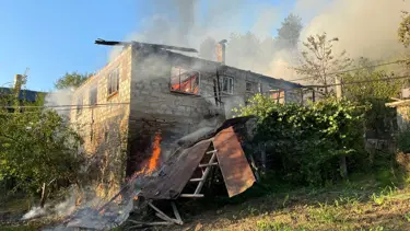 Bartın'da 2 katlı ev alev alev yandı