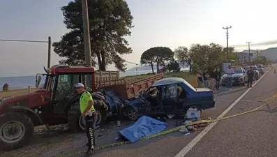 Otomobil, park halindeki traktöre çarptı: Bir ölü