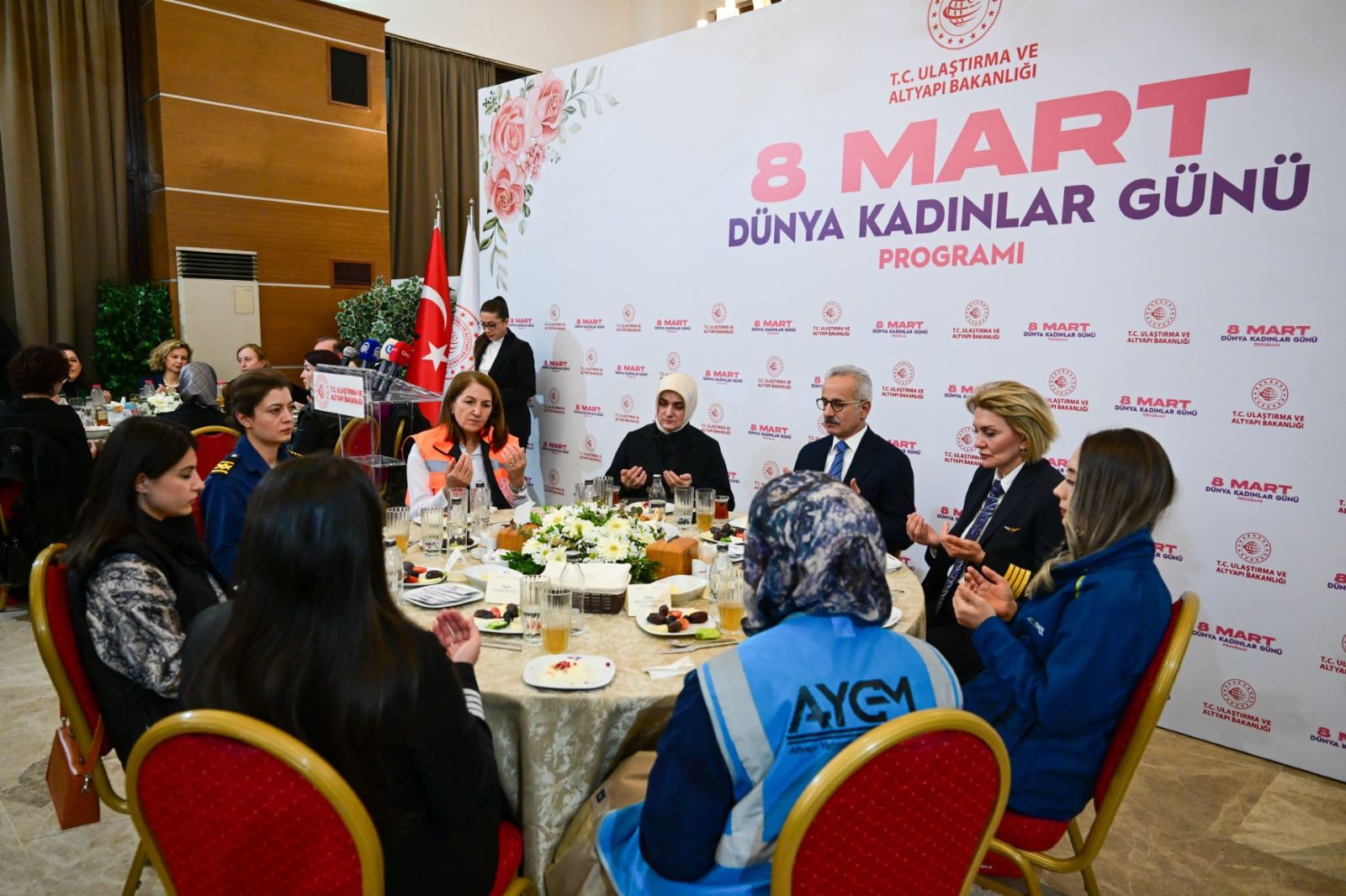 Bakan Uraloğlu, kadın çalışanlarla iftar programına katıldı