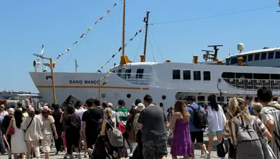 Adalar iskelesinde bayram kalabalığı