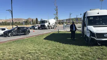 Sivas'ta minibüs ile otomobil çarpıştı: 3 yaralı