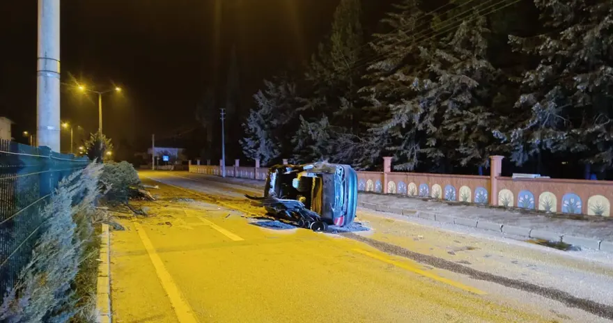 Refüjdeki ağaçlara çarpıp hurdaya dönen otomobilin sürücüsü hayatını kaybetti 4