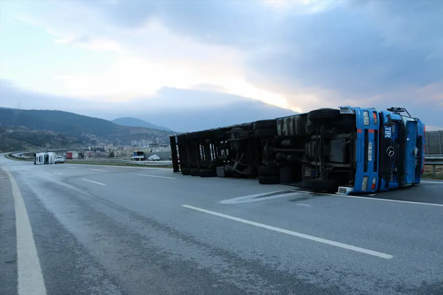 Fırtına nedeniyle 2 TIR devrildi 
