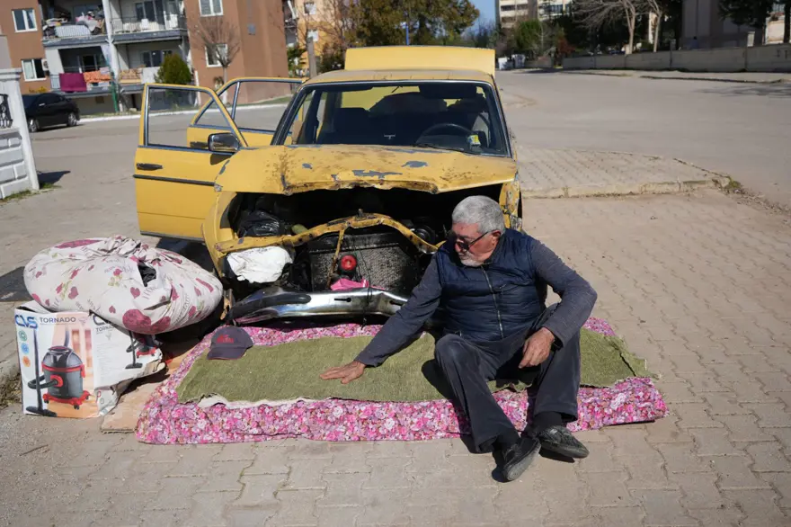 Sosyal medyadan tanışıp evlendi, hayatı kabusa döndü! 62 yaşındaki adam hurda arabasında yaşıyor 1
