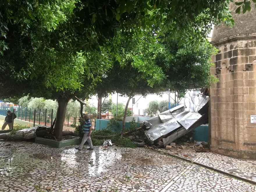 Antalya Kumluca'da kuvvetli rüzgar ve dolu: 1 ölü 5