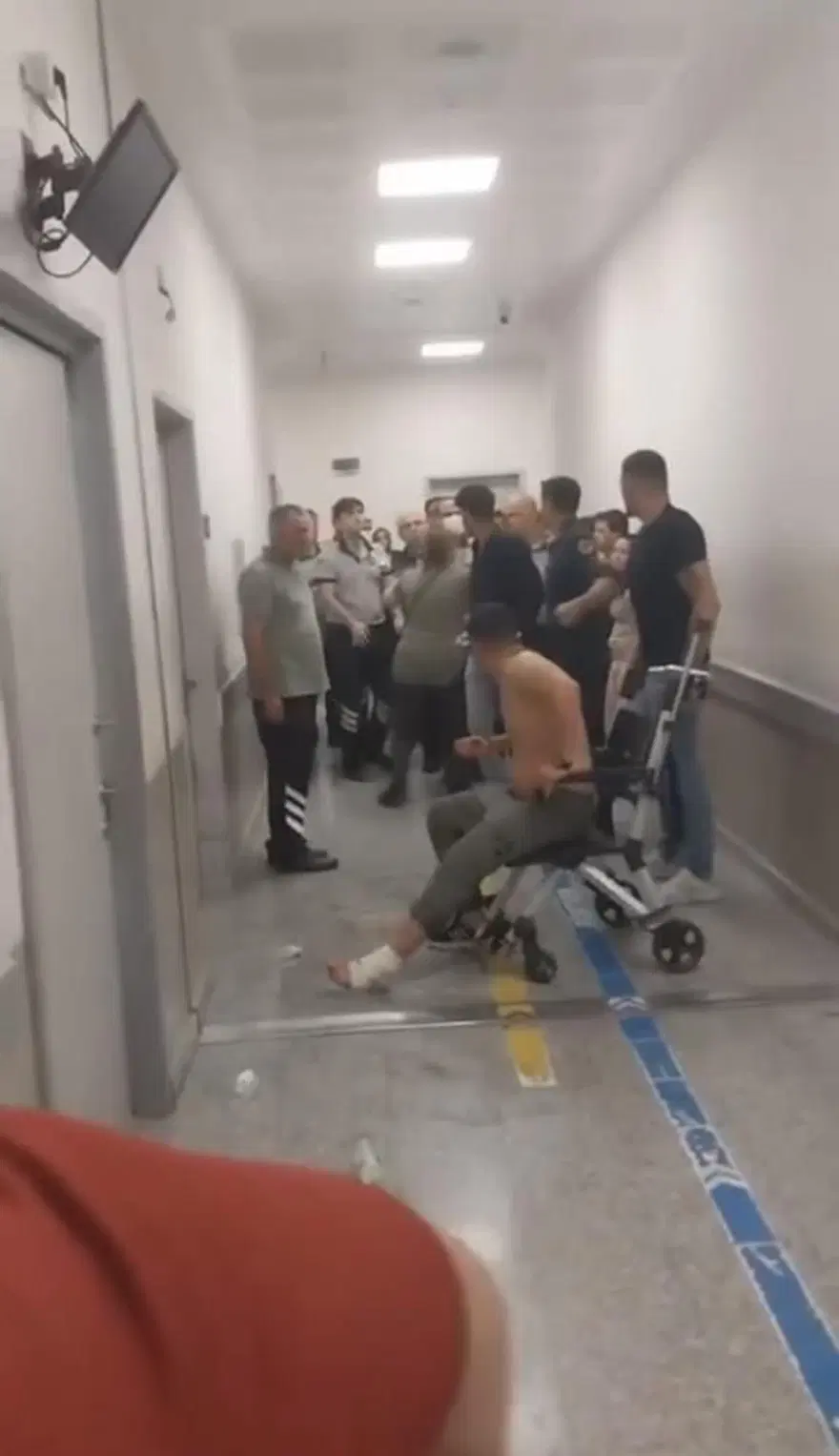 İstanbul’da doktora saldırı: Küfürler savurup odasınagirmeye çalıştılar 1 İstanbul’da doktora saldırı: Küfürler savurup odasınagirmeye çalıştılar 1
