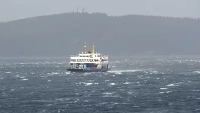 Ege Denizi'nde fırtına uyarısı: Bazı feribot seferleri iptal edildi