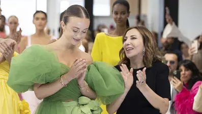 Kraliyet ailesinden Lady Amelia Türk tasarımcı Zeynep Kartal'ın defilesinde yürüdü