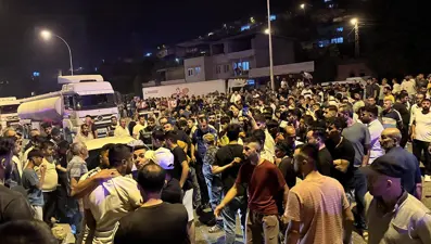 Tırın çarptığı genç öldü, mahalleli yolu kapattı