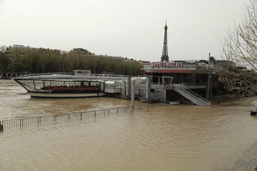 Paris'te Seine Nehri yükseldi 9