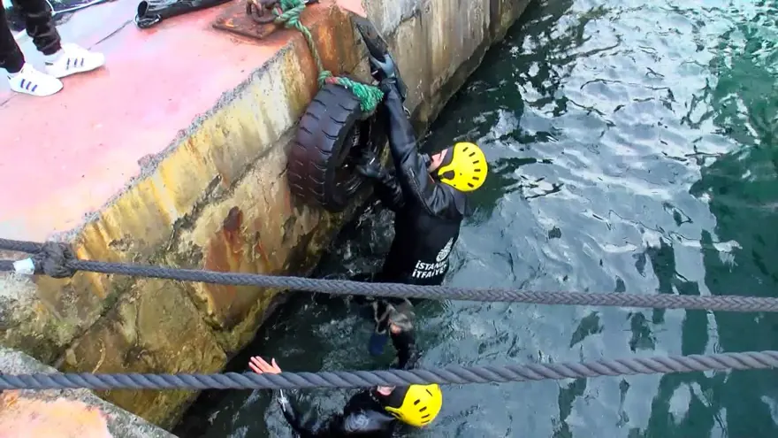 Beşitaş sahilinde dalgıçlarla kedi kurtarma operasyonu 