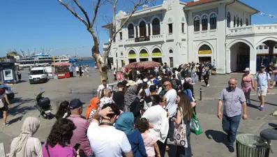 Bayram tatilinde Adalar'a akın: Vapur iskelelerinde metrelerce kuyruk
