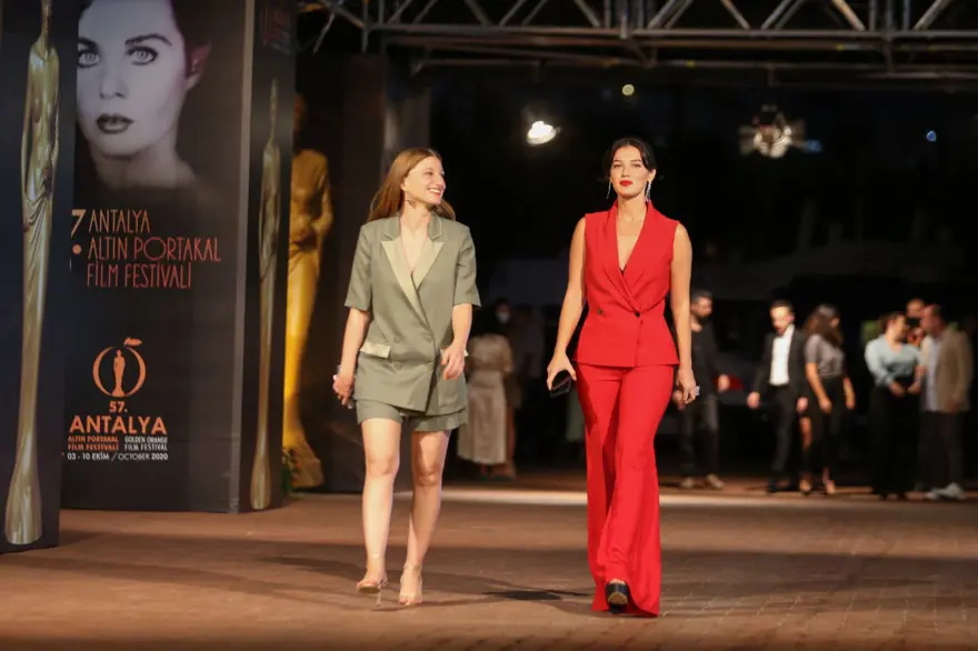 Altın Portakal Film Festivali kırmızı halı geçişiyle başladı 5