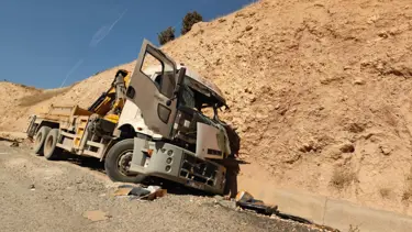 Freni boşalan vinç kayalığa çarptı: 1kişi hayatını kaybetti