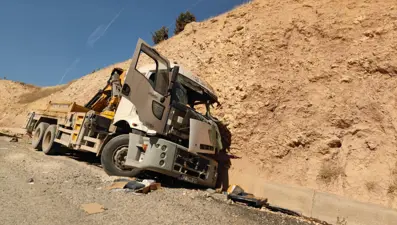 Freni boşalan vinç kayalığa çarptı: 1kişi hayatını kaybetti