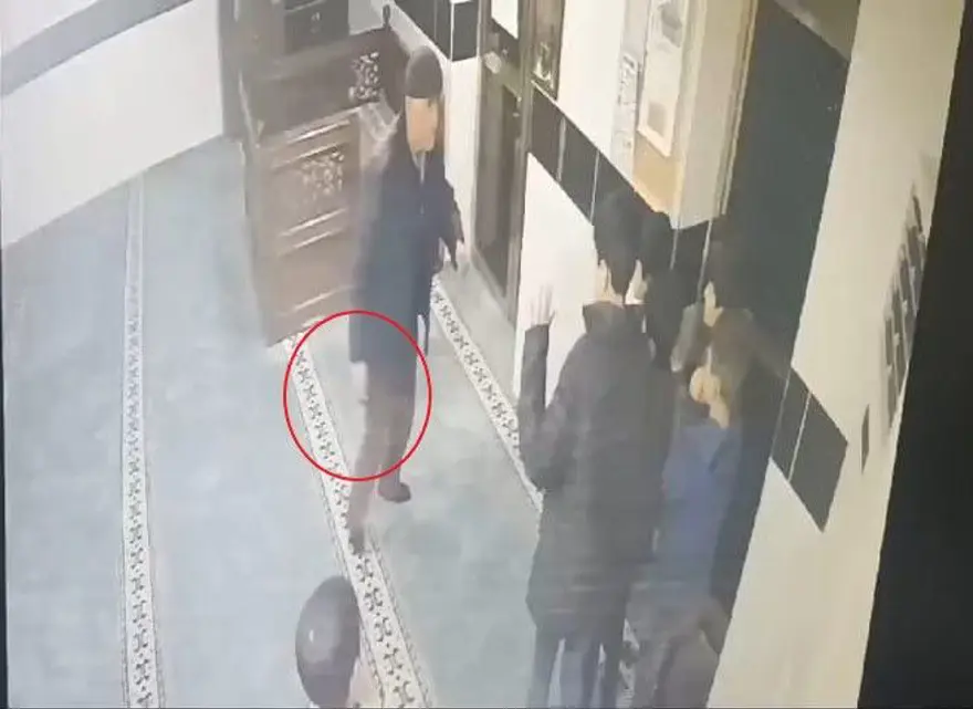 Camide oyun oynayan çocuklara bıçak çekti 1