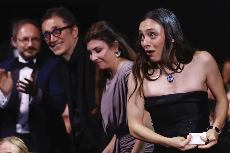 Merve Dizdar Türkiye'ye döndü: Hızlıca oyumu kullanacağım 5