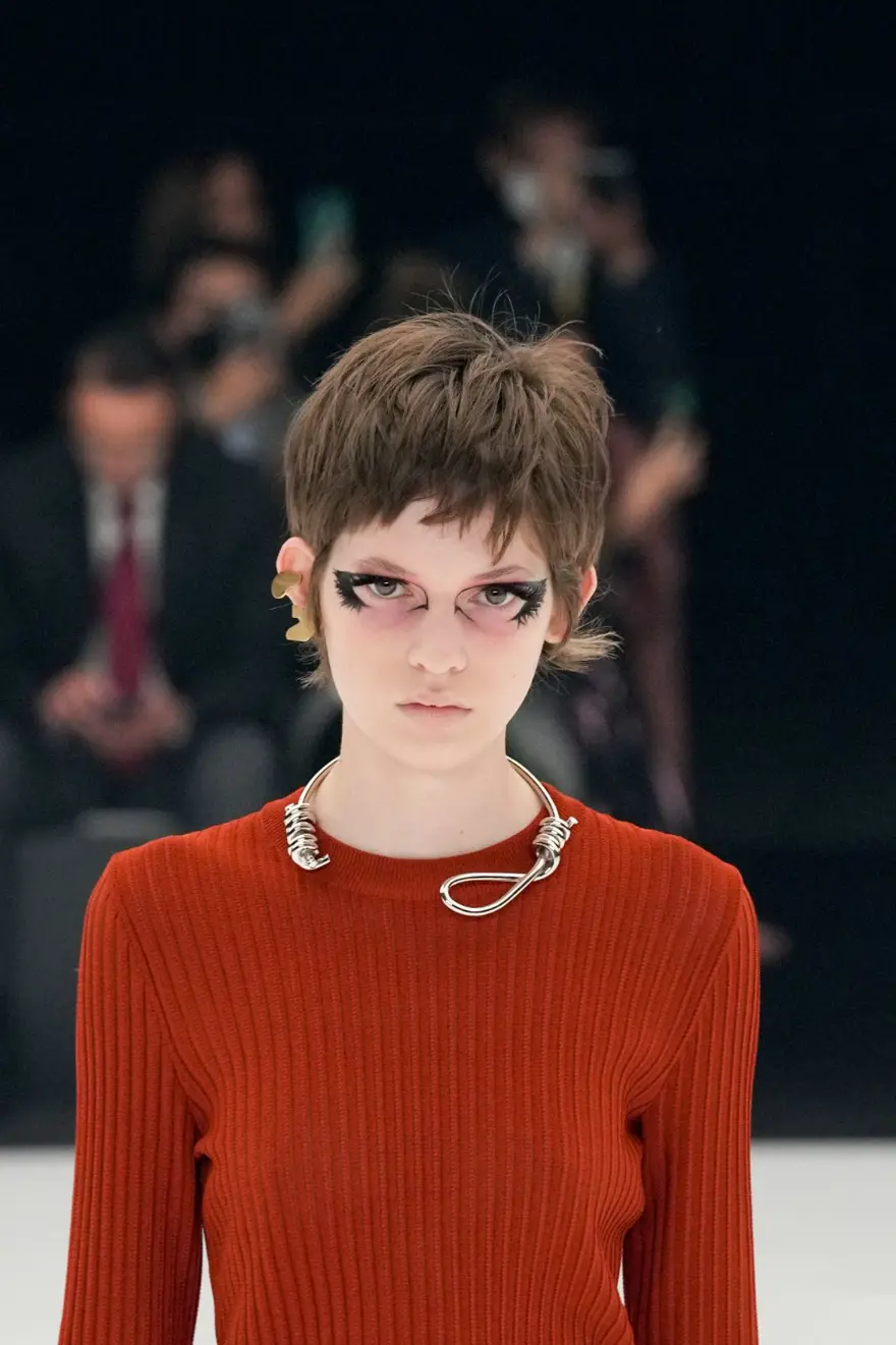 Givenchy'nin kolyesi tartışmaya neden oldu 1 Givenchy'nin kolyesi tartışmaya neden oldu 1