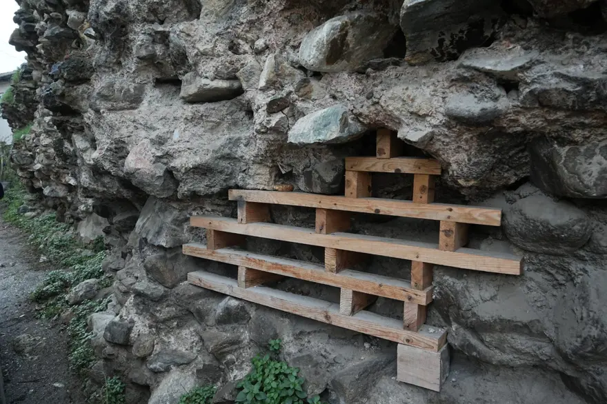 2 bin yıllık tarihi surların üzerine çanak anten diktiler 5 2 bin yıllık tarihi surların üzerine çanak anten diktiler 5