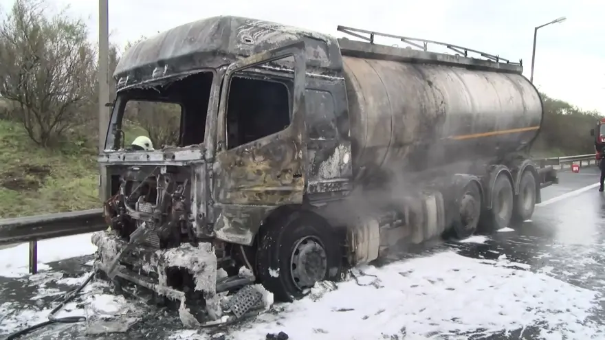 TEM’de lastiği patlayan tanker alev alev yandı 5
