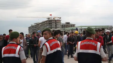 Afyonkarahisar'da çatıya asılan HDP bayrağı ortamı gerdi