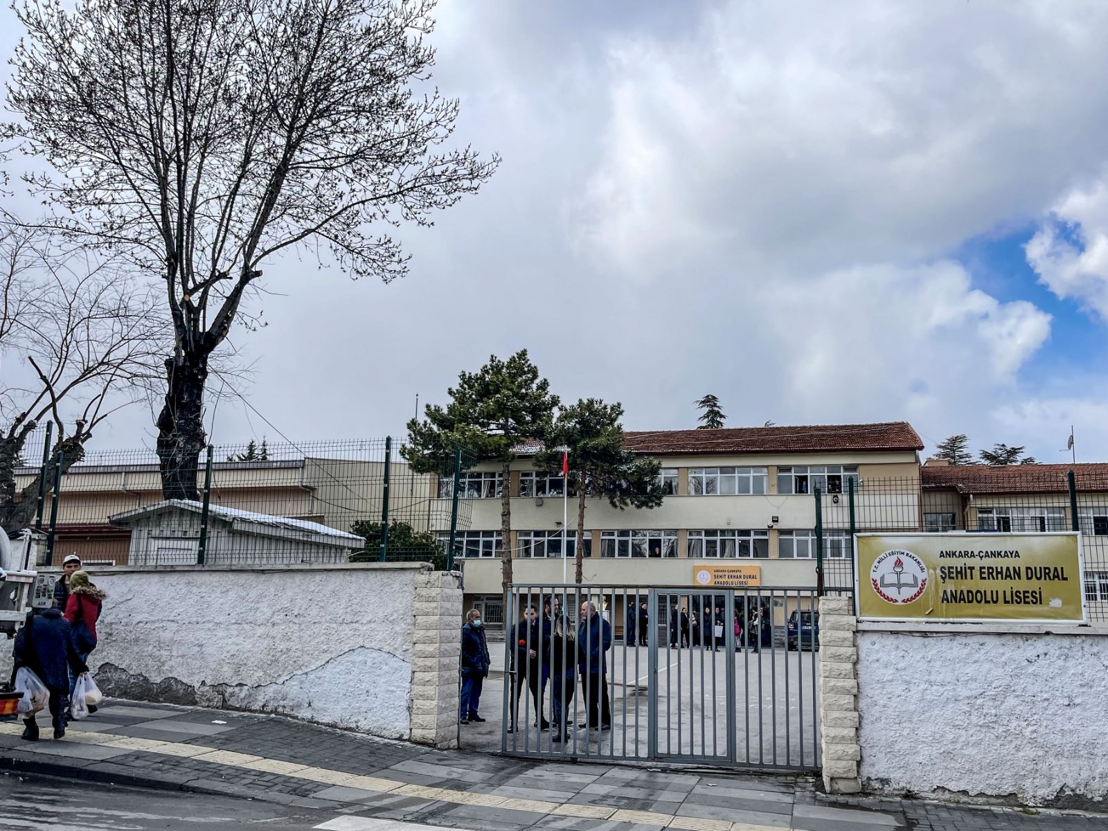 Okuldan uzaklaştırılan öğrenci dehşet saçtı: 1 ölü, 5 yaralı