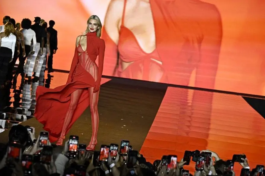 Jenner kardeşler Paris'i ele geçirdi! Moda Haftası'na damga vurdular 5