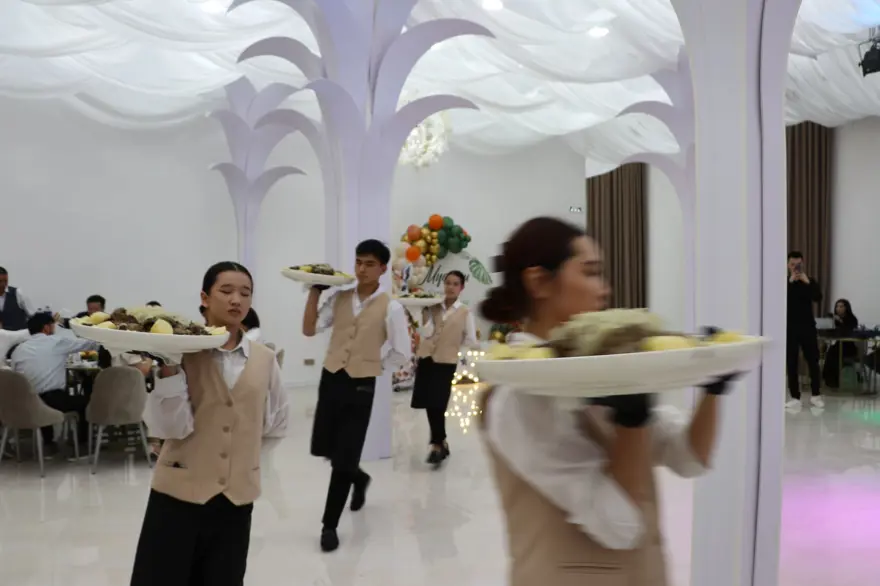 Kazakistan'da ilginç gelenek: Doğduğundan beri uzattığı saçları merasimle kesildi 5