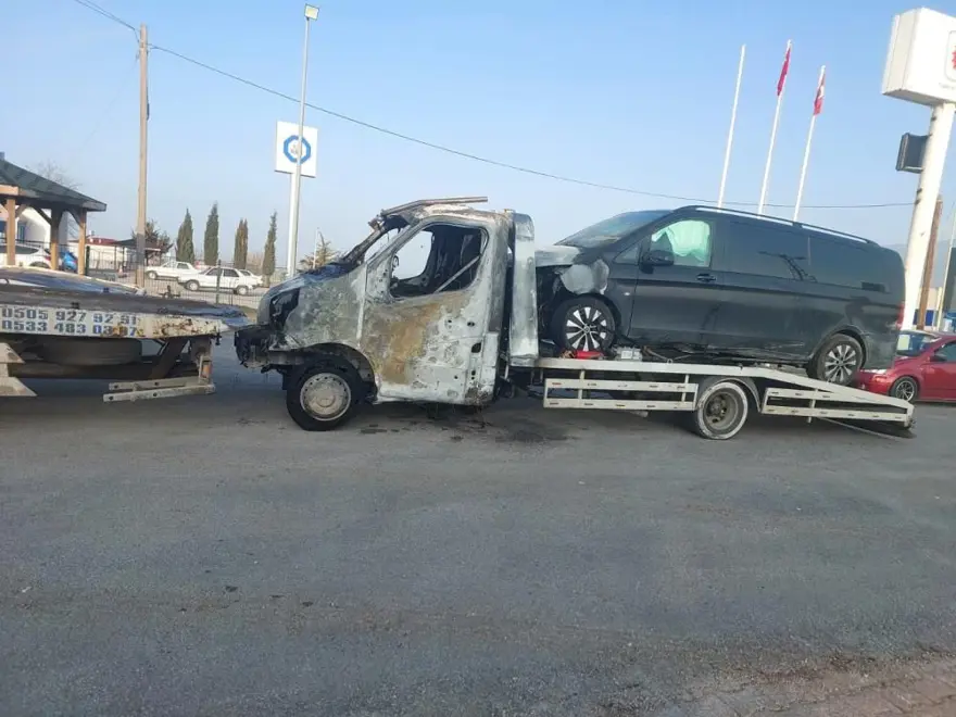 MustafaDestici’nin kaza yapan makam aracını taşıyan çekici yandı 2