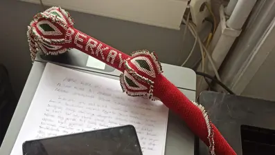 Kırbaçlı saldırganlardan kaçmak için ölümü göze aldı