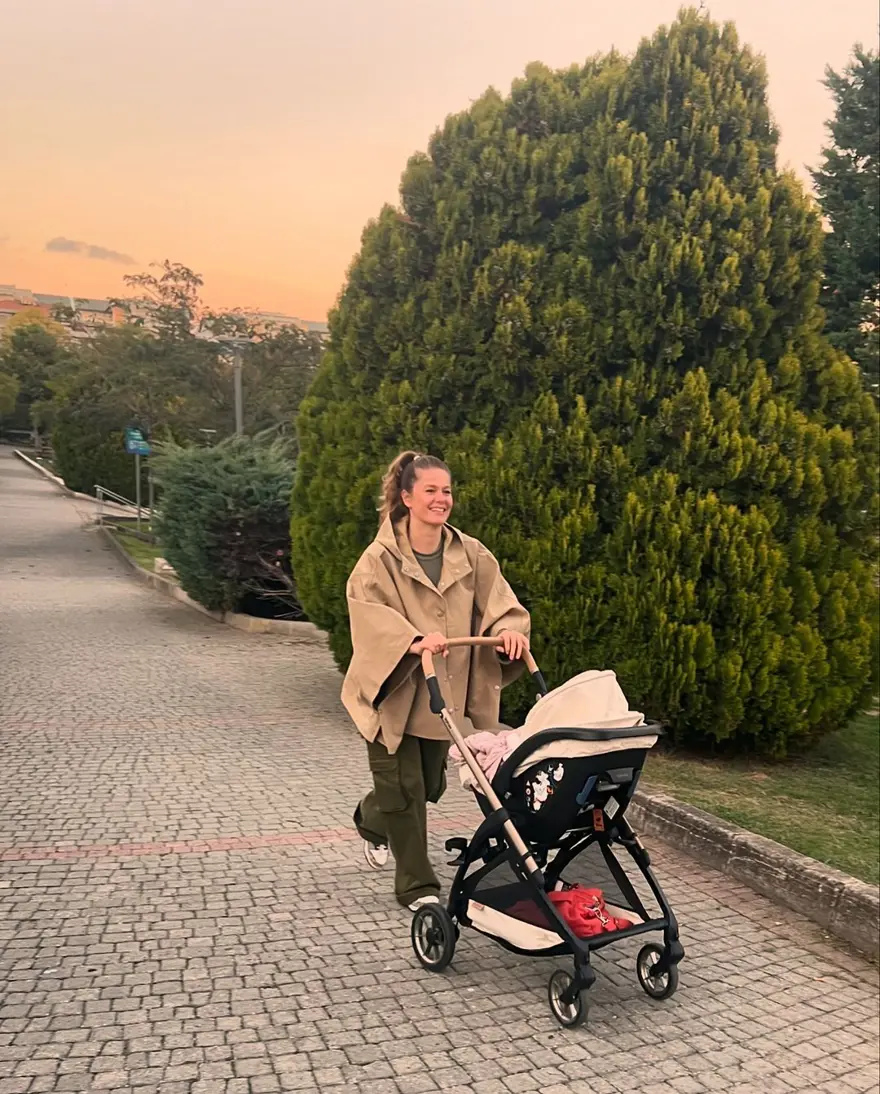 Burcu Biricik'ten kızı Luna'yla paylaşım: Gel dünyaları gezelim seninle 4