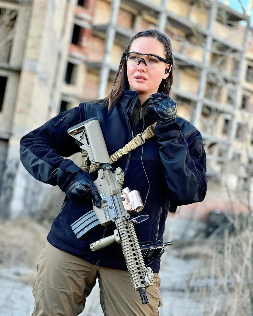 Orduya katılan eski Ukrayna güzeli AnastasiiaLenna açıkladı: Fotoğraflar gerçek değil, oyundan 1