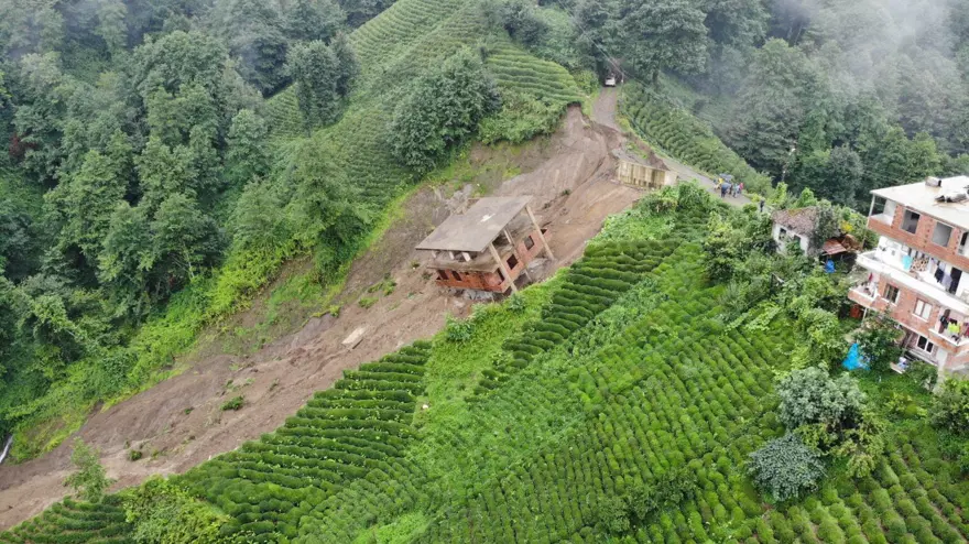 Rize'de 3 katlı bina heyelanda sürüklendi 2 Rize'de 3 katlı bina heyelanda sürüklendi 2