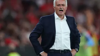 Mourinho ilk iç saha maçında 2 puan kaybetti, hakemlere yüklendi: "Balayı dönemi bitti"