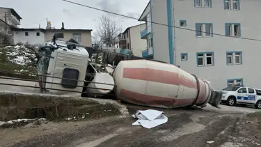 Beton mikseri devrildi, sürücü yaralandı
