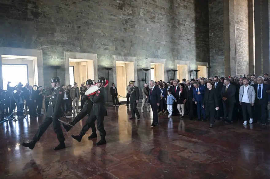 Mansur Yavaş ve Ankara'nın yeni belediye başkanları Anıtkabir'de 13 Mansur Yavaş ve Ankara'nın yeni belediye başkanları Anıtkabir'de 13