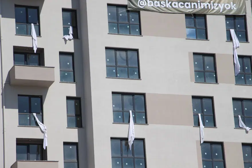 PANKART VE BEYAZ ÇARŞAF ASILDI 2