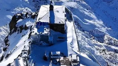 Kırklar Dağı'nda doğa şöleni: Bir yanında kar, bir yanında sonbahar