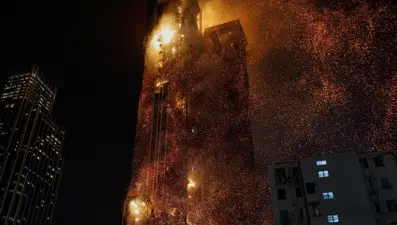 Hong Kong'da gökdelen yangını