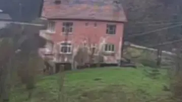 Heyelan kabusu: 2 katlı ev çöktü