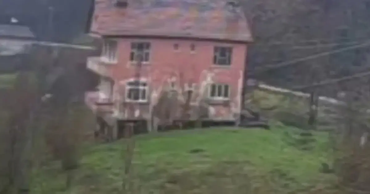 Heyelan kabusu: 2 katlı ev çöktü